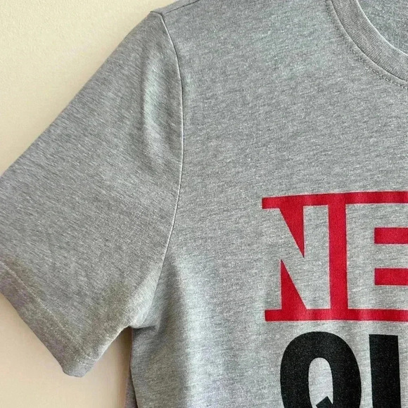 Under Armour Loose Fit "Never Quits" Grey Graphic T-Shirt, Size Youth Large - Picture 10 of 15